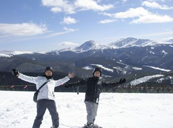 ロッキー山脈を背景にスキー場にて(左から 山本、山口)